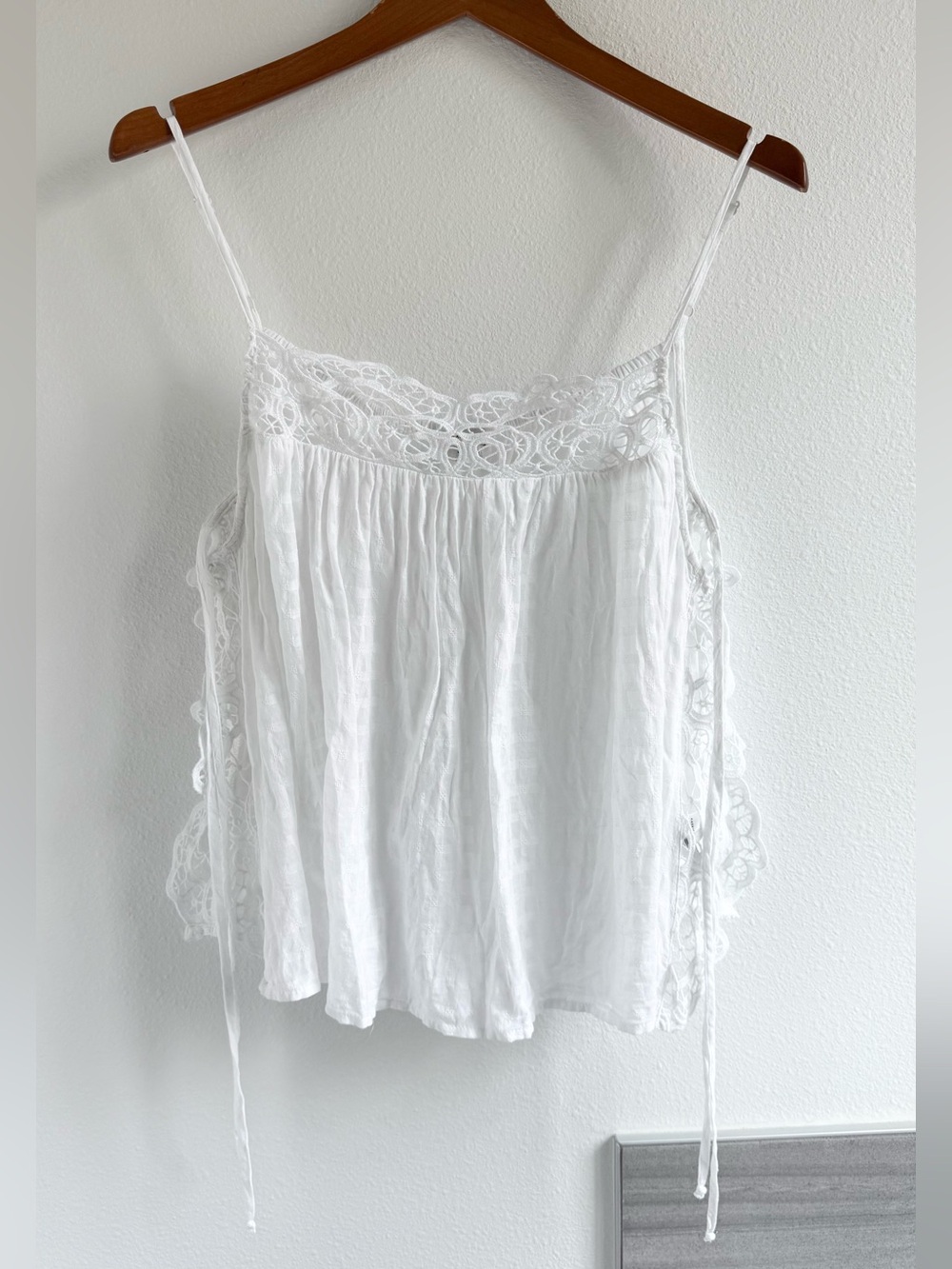 AMERICAN EAGLE OUTFITTERS Side-Tie Lace Trim Cami in Bright White Size L